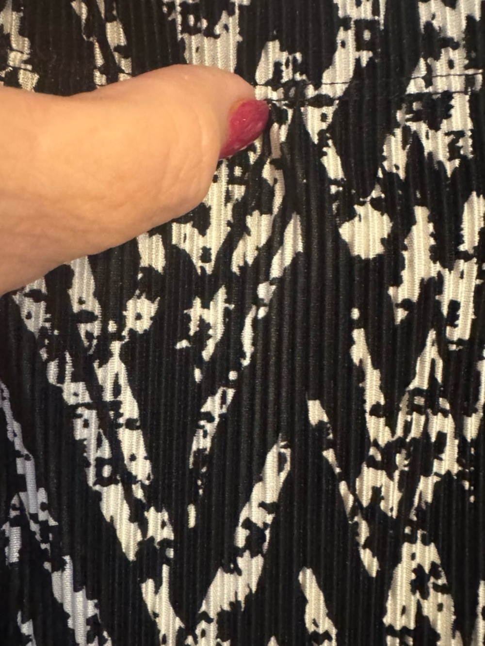 Chico's *EASY WEAR* Black/White Print Skirt  MED/LARGE    #F - Picture 2 of 5